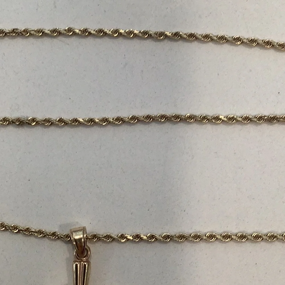 10 KARAT GOLD ROPE CHAIN & 14 karat cross. - Picture 5 of 6